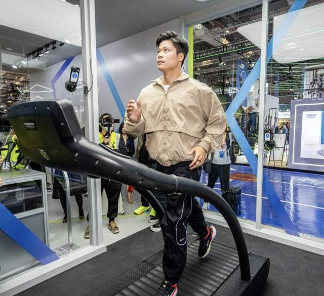 减震的智能跑步机首发新品门道多 进博天花板球友会可以自动导航的扫地机器人、可以有效(图2)