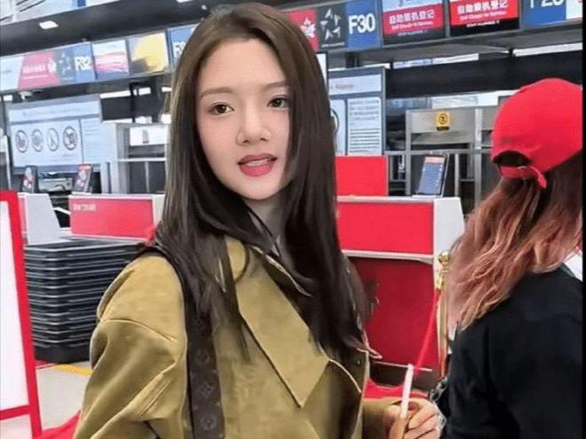 一边喝咖啡一边托运行李虽然瘦却不干瘪千赢国际首页入口机场偶遇24岁的任敏