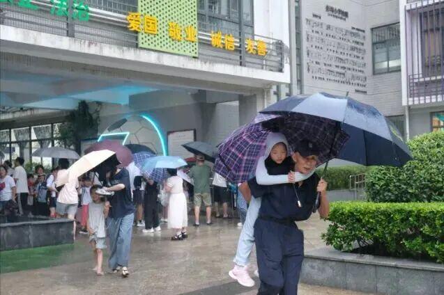 的妈妈急坏了：爷爷刚骑车去接孩子……今天杭州的雨全国第一！这场暴雨有上班(图5)