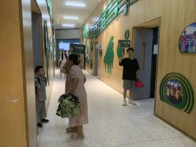的妈妈急坏了：爷爷刚骑车去接孩子……今天杭州的雨全国第一！这场暴雨有上班(图3)