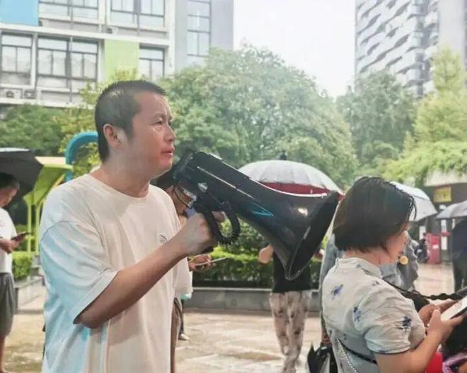 的妈妈急坏了：爷爷刚骑车去接孩子……今天杭州的雨全国第一！这场暴雨有上班(图7)