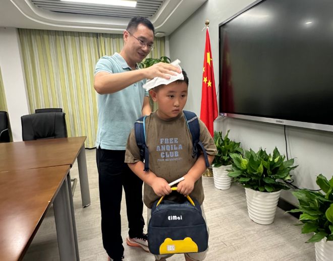的妈妈急坏了：爷爷刚骑车去接孩子……今天杭州的雨全国第一！这场暴雨有上班(图12)