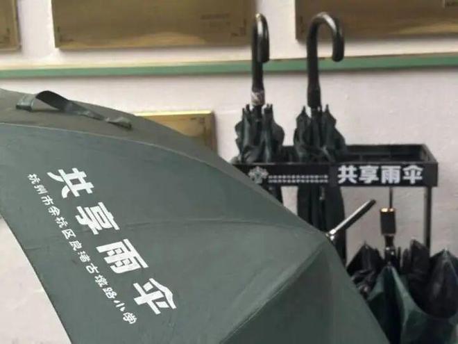 的妈妈急坏了：爷爷刚骑车去接孩子……今天杭州的雨全国第一！这场暴雨有上班(图13)